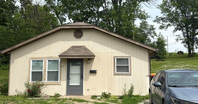 Building Photo - Delightful 2 Bedroom Bungalow Home-317 Woods
