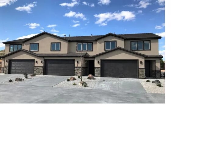 Building Photo - "Spacious 4-Bedroom Townhouse Oasis in Hur... Unit 128