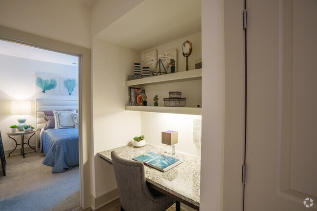 1BR, 1BA - 910SF - Desk