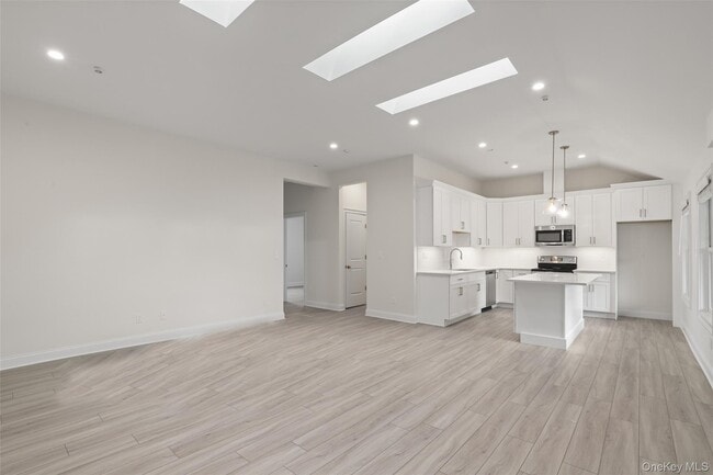 Building Photo - 225 Katonah Ave Unit 2