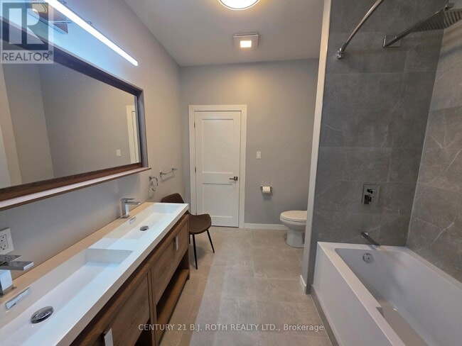 Photo - 82 Albert St N Unité 2