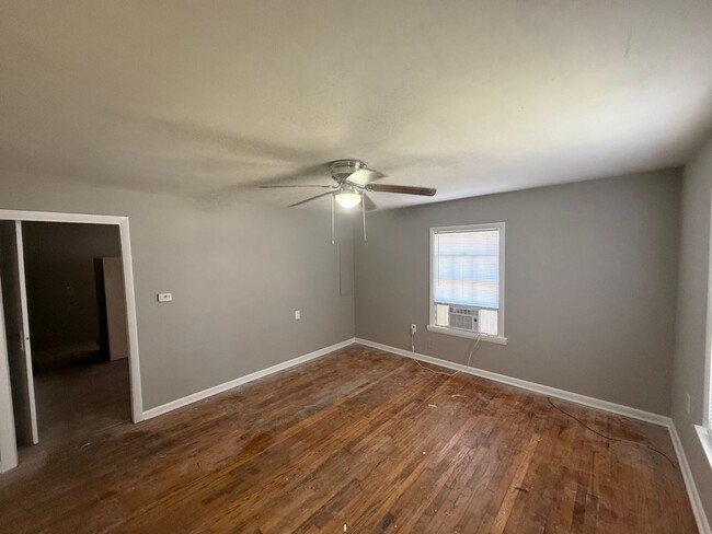 705 Woodford Ave