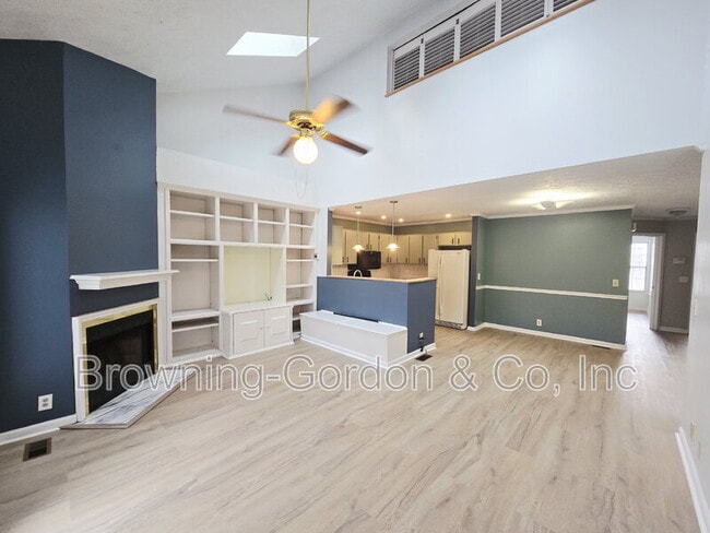 Photo - 5210 Village Way