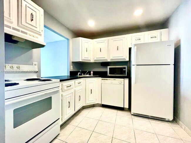 Photo - 601 Three Islands Boulevard Unidad 314