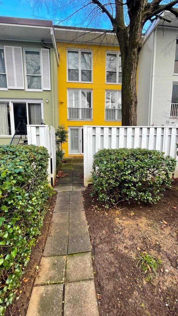 Building Photo - Spacious in SW