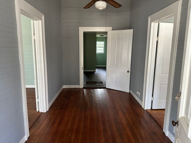 Foyer - 1909 Summerville Rd