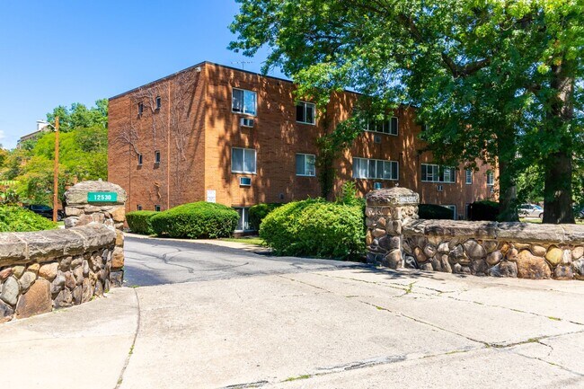 Shady Cove Apartments