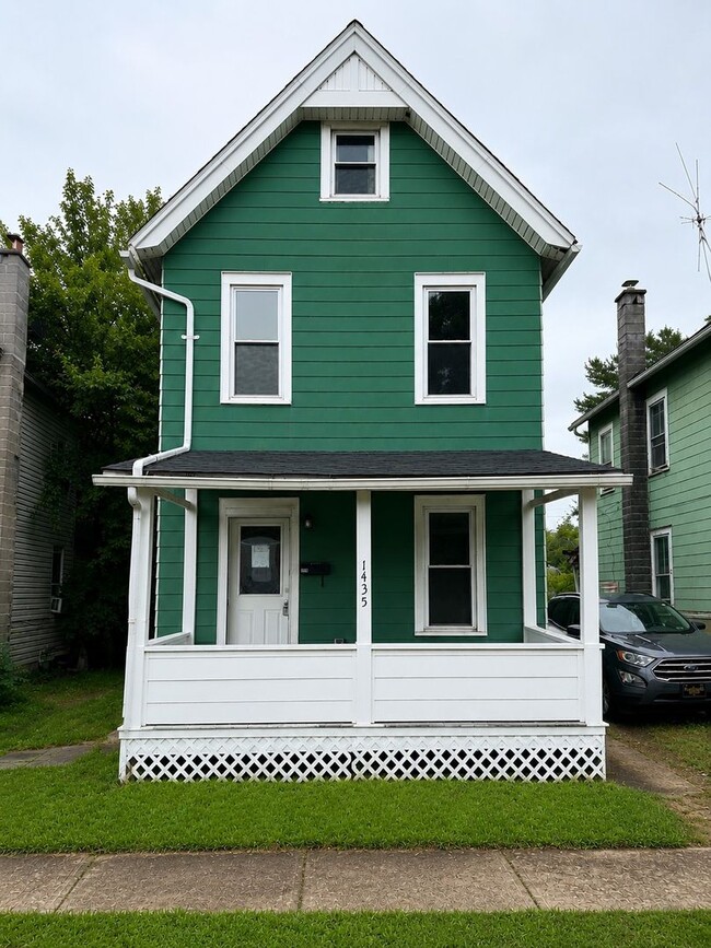 Building Photo - Available Now – Spacious 3-Bedroom Home with a Nice Backyard!