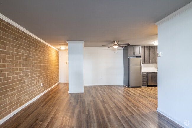 1BR, 1BA - 784SF - Living Room/Dining Room