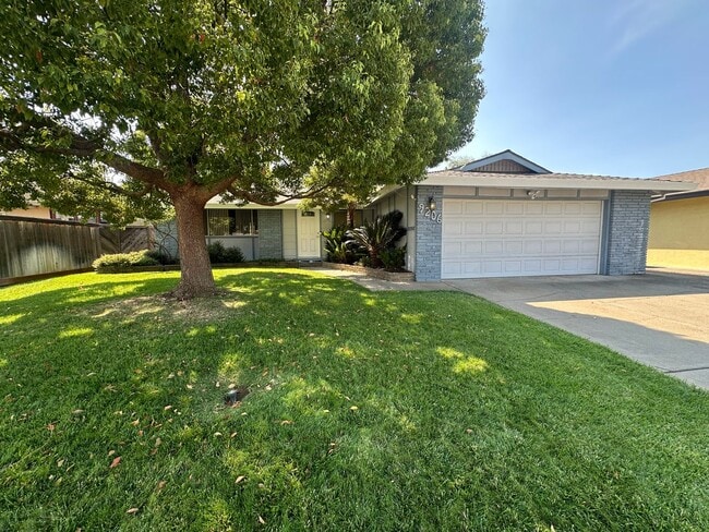 Building Photo - 4 Bedroom 2 Bathroom Home with Landscaped ...