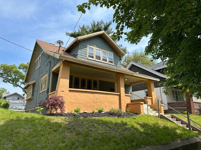 Building Photo - 1119 Alexander St SE