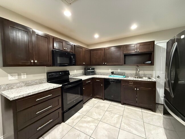 Photo - 405 St Joseph St