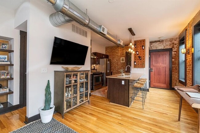 14 W 14th St Unit 201