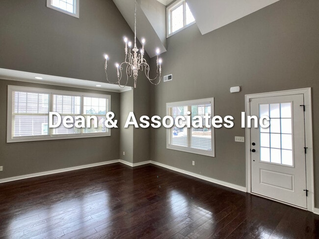 Photo - 472 Lake Chelsea Way