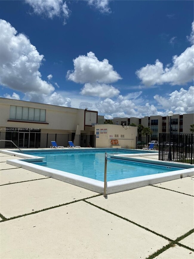 Building Photo - 9441 SW 4th St Unit 106