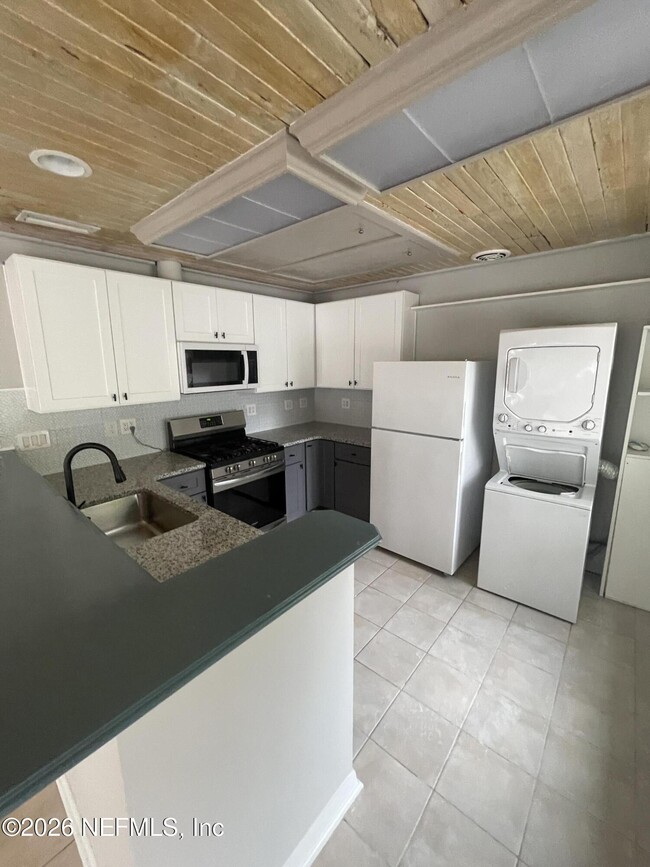 Photo - 736 W King St