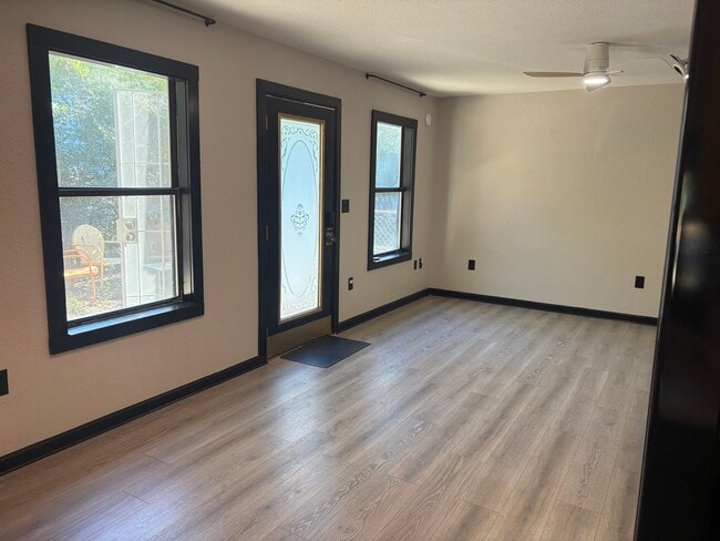 Puerta principal - 613 E Williams Ave