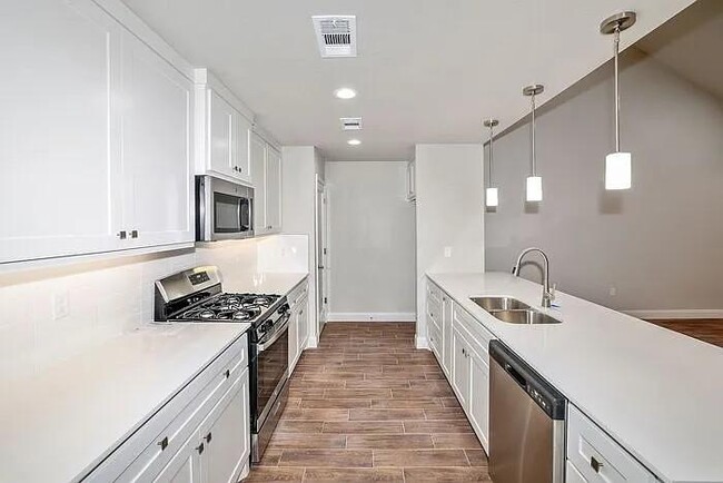 Photo - 7617 Woodford Ave