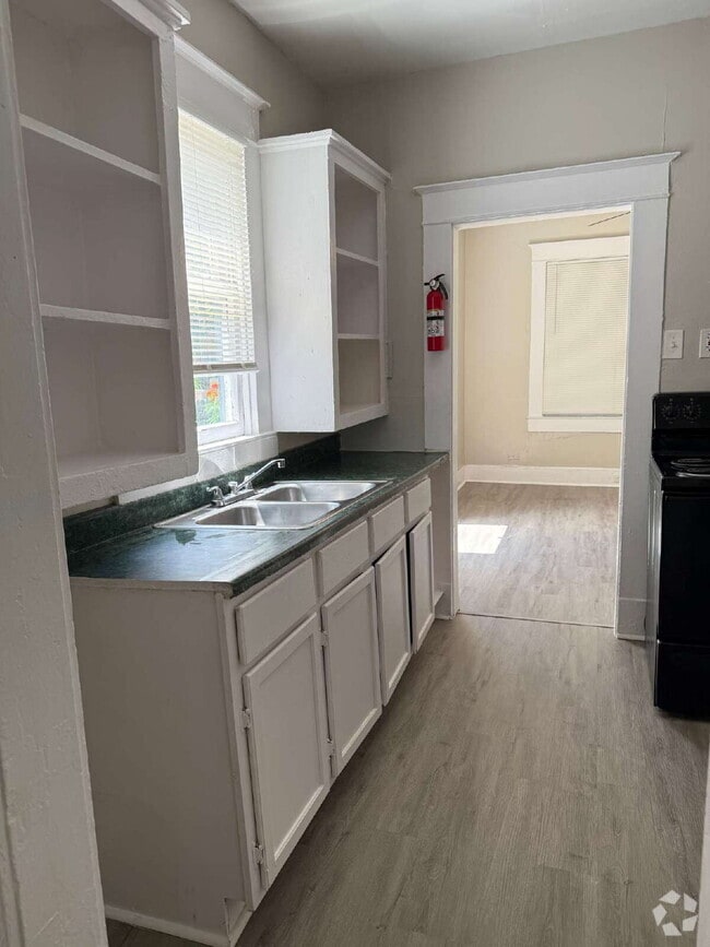 Building Photo - Beautiful Two Bed/One Bath Close to the Mi... Unit 2 Rental