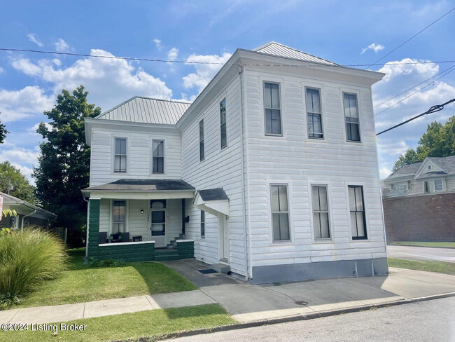 Photo - 1902 E Oak St Apartment