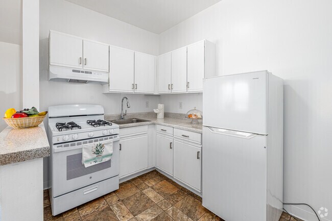 1BR, 1BA - 599SF - Kitchen
