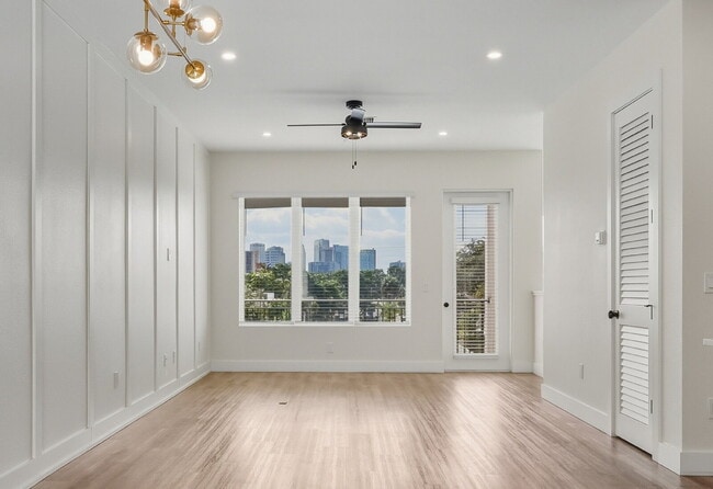 Building Photo - Luxurious 3 Bedroom Condo with Spacious La... Unit 3