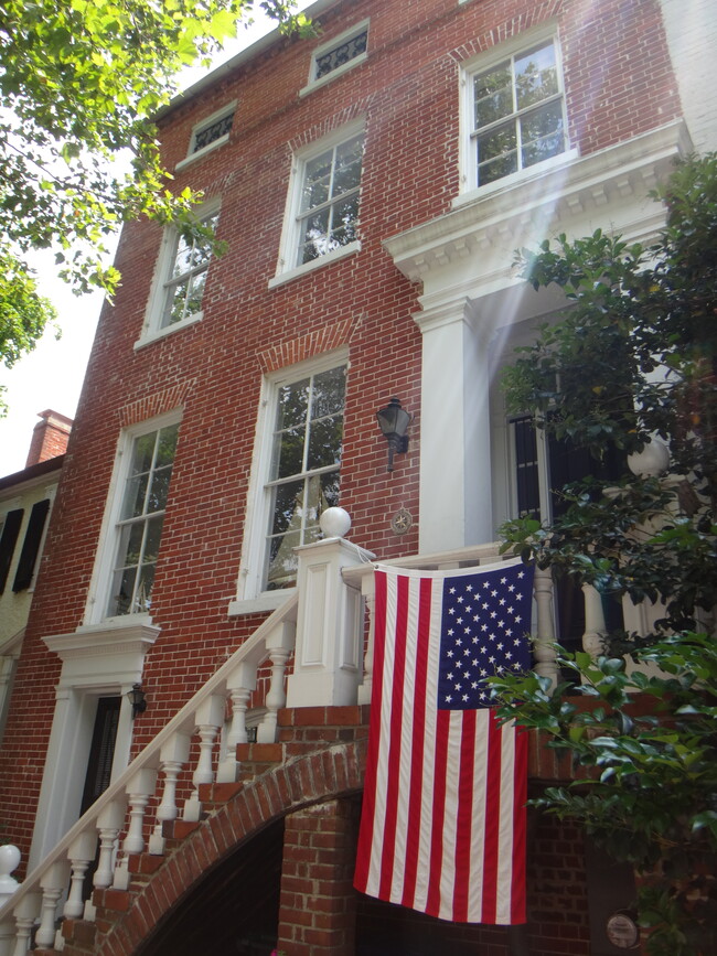 Building Photo - 3050 P St NW Unit Furnished #2 Garden Suite Rental