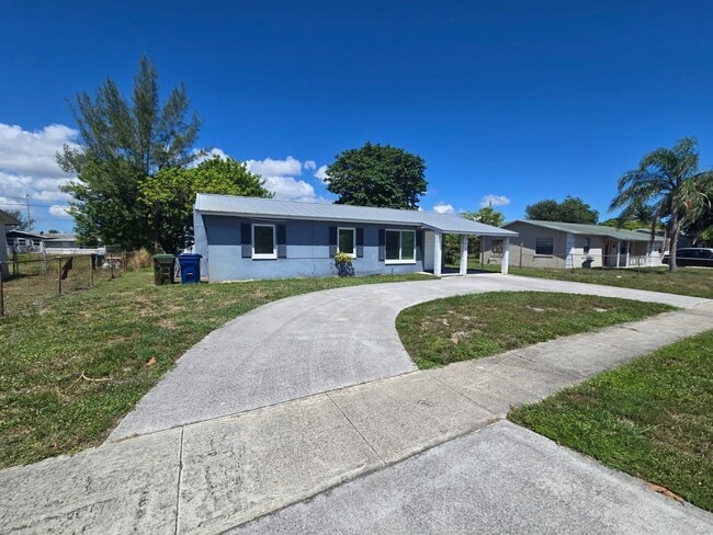 Building Photo - Spacious Riviera Beach Rental with Large B...