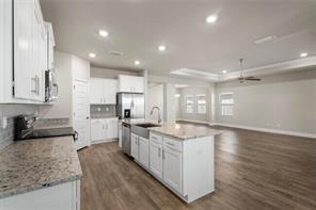 Photo - 4 Bedroom in West Mobile, Only a Few Years Old