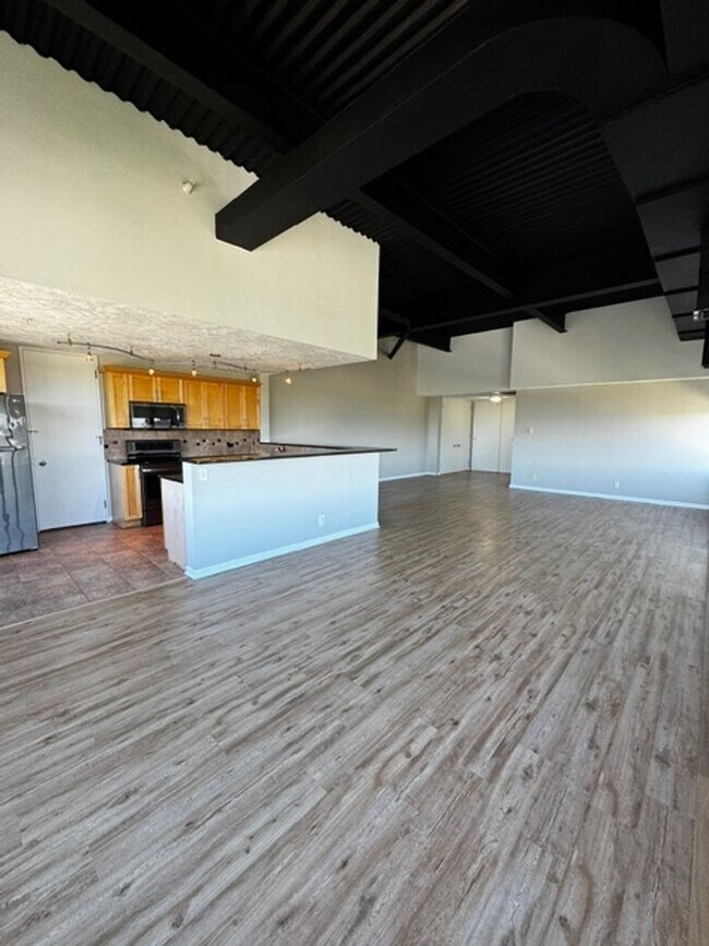 Building Photo - D Simmons (105 N 31st Ave #904) Unit 904