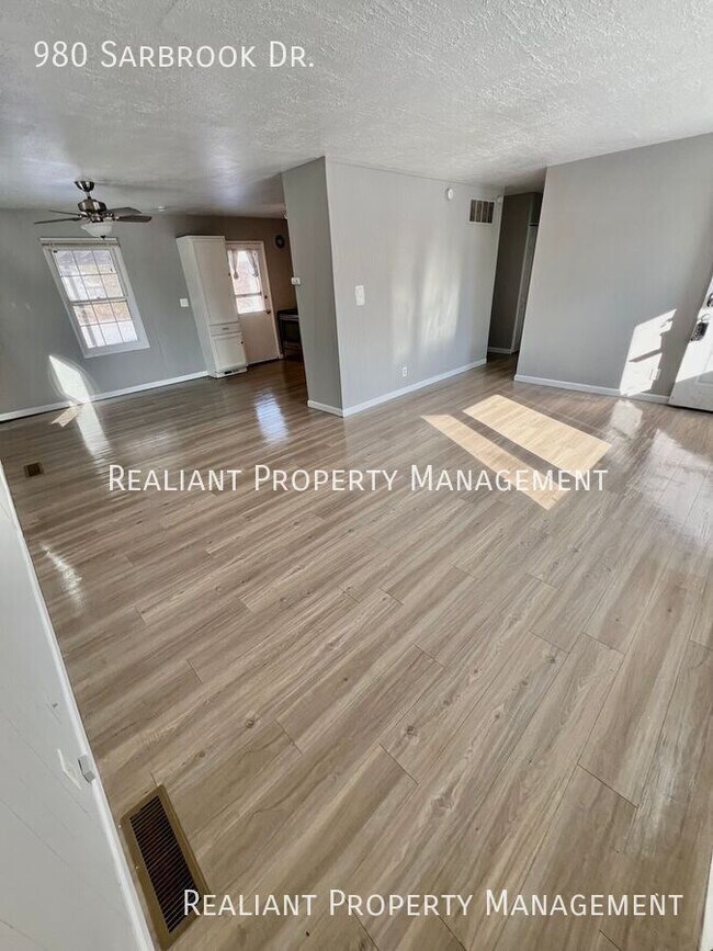 Photo - 980 Sarbrook Dr