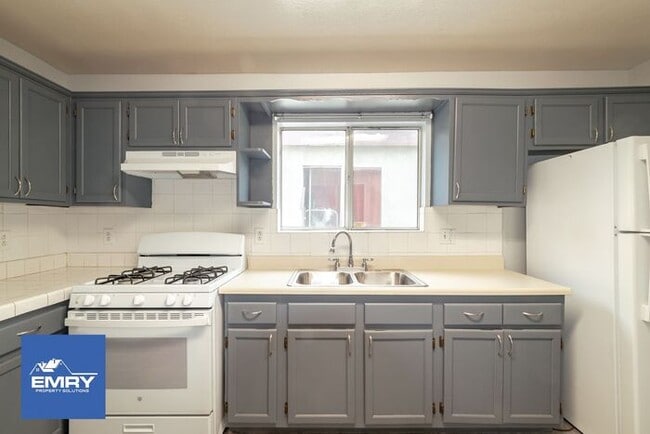 Gated/Secure 3 bed, w/ 2 Parking Spaces, Washer/Dryer Hookups