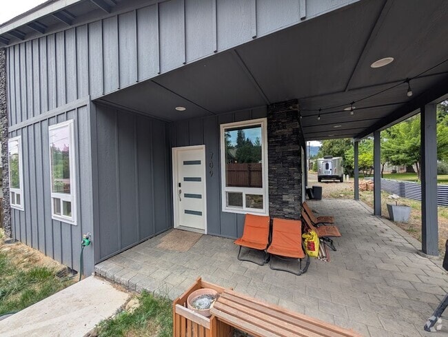 Building Photo - Newer contemporary home right downtown, al...