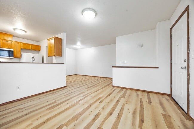 Photo - 1 Bed / 1 Bath Apartment – Updated Flooring – Convenient NE Portland Location Unit 12901 B