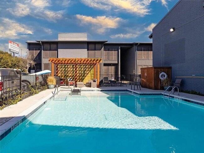 Photo - 909 Reinli St Unidad 102