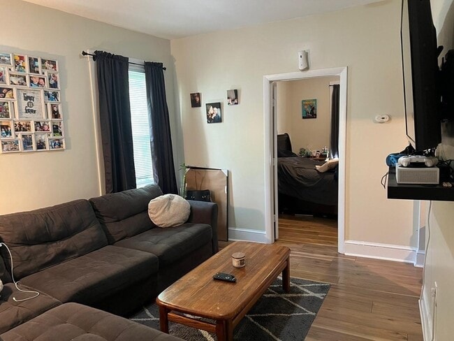 Building Photo - 61 Vine St Unit 4