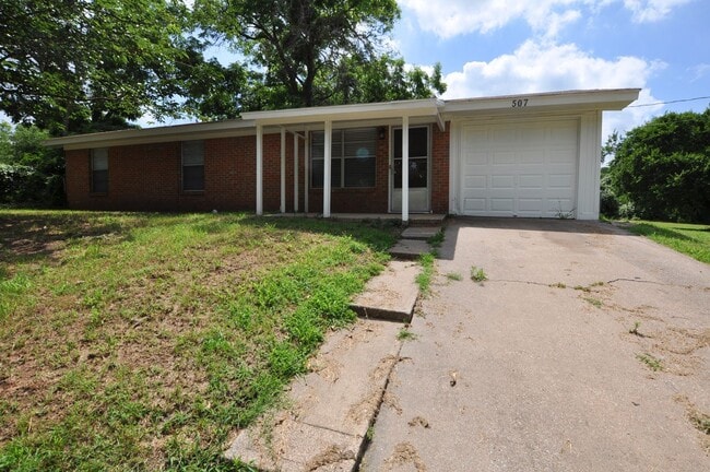 Building Photo - FOR LEASE! 3 Bedroom - 1 Bath Brick Home w...