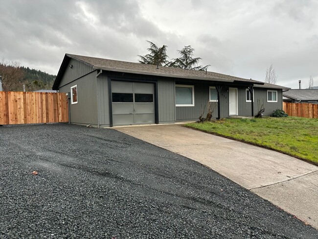 Myrtle Creek 3 bedroom home with 1 car garage - Myrtle Creek 3 bedroom home with 1 car garage