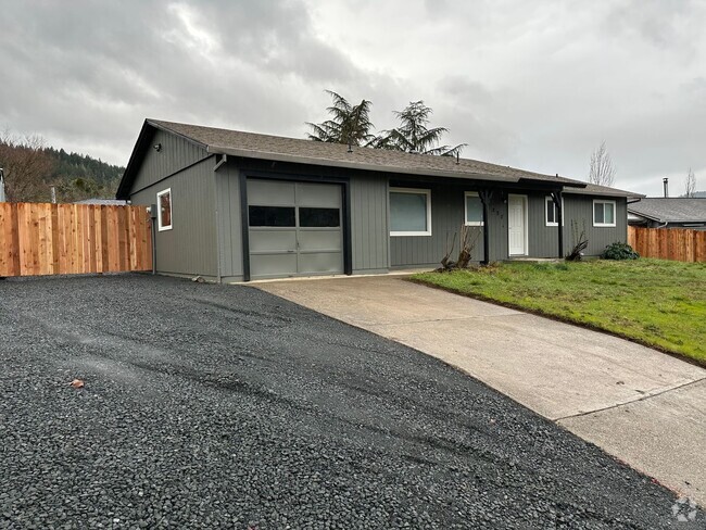 Building Photo - Myrtle Creek 3 bedroom home with 1 car garage