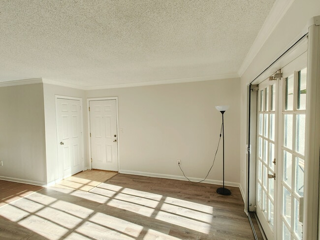 Living room - 1150 Collier Rd NW Condo Unit Collier Green