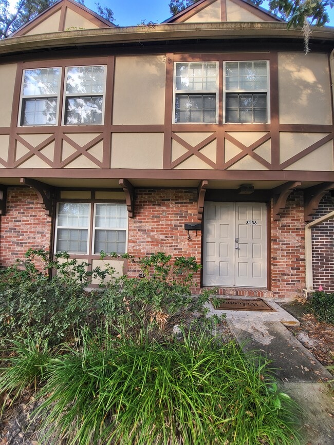 Photo - 8138 Sutton Pl E