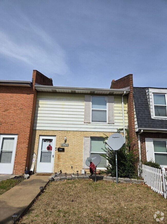 Building Photo - Centrally Located 2BR Townhome – Close to ...