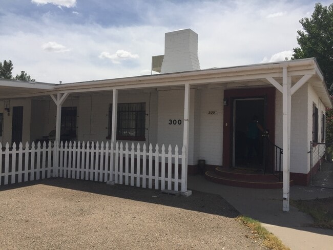 Photo - 300 S Iron St Unidad House