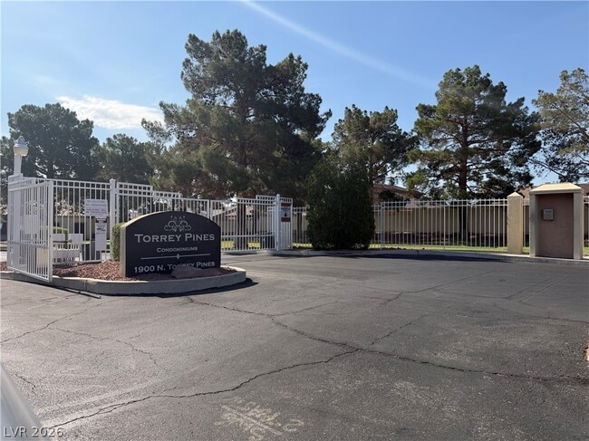 Building Photo - 1900 N Torrey Pines Dr Unit 105