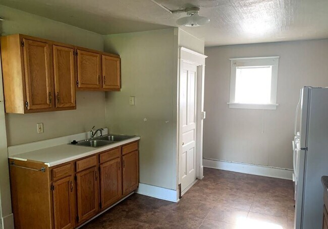 Photo - 830 Bowery St