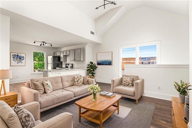 Photo - 94 Lucy St SE