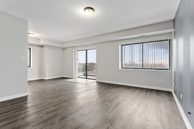 Photo - 2451 W Howard St