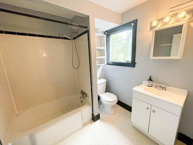 Photo - 705 E Seneca St