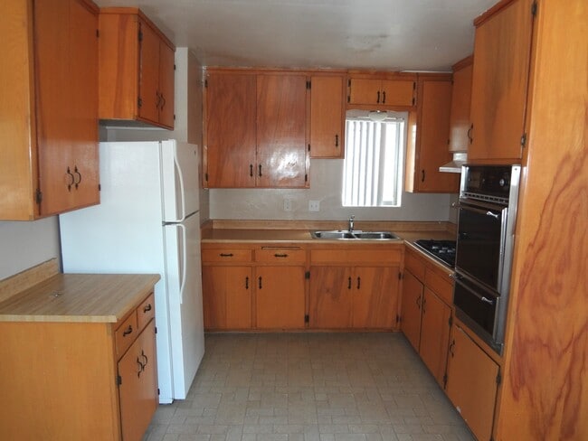 Photo - 2013 Thomas Ave