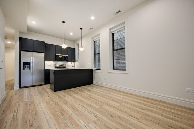 Photo - 1710 W Belmont Ave Unit 201